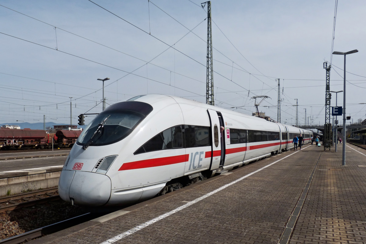 ICE nach Wien beim Zwischenhalt in Plattling Richtung Wien. Menschen auf dem Weg zum Einsteigen oder zum Frische Luft schnappen an der Tür. 03.04.2016