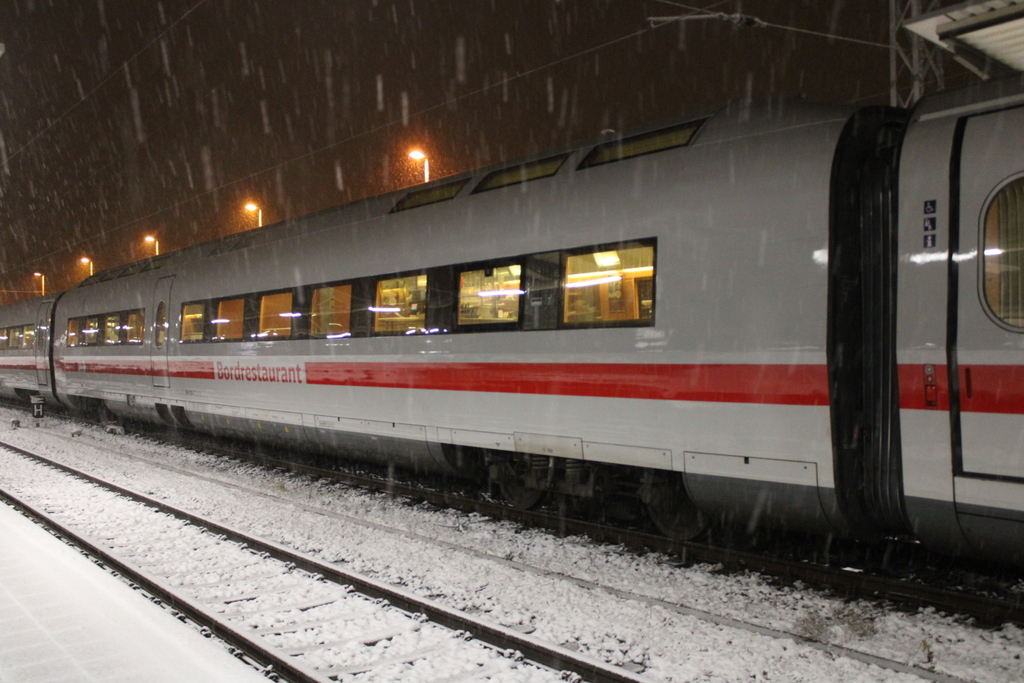 ICE-Speisewagen am Abend des 10.12.2021 im Rostocker Hbf.