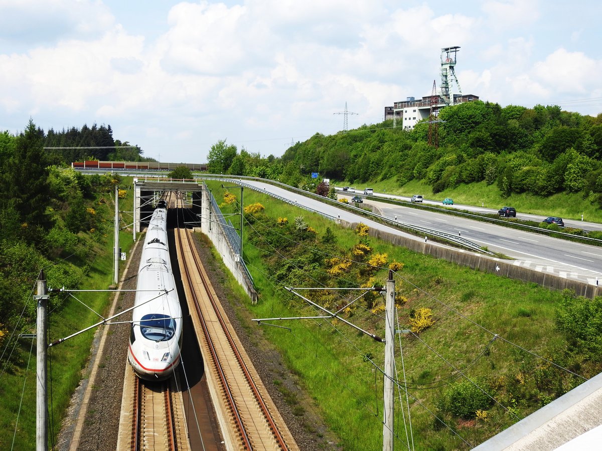 ICE-STRECKE KÖLN-FRANKFURT MIT ICE3 BEI GRUBE GEORG/WILLROTH/WESTERWALD
ICE 3 fährt hier am 18.5.2019 am Industriedenkmal GRUBE GEORG in WILLROTH und
direkt neben der A3 vorbei Richtung Frankfurt.....