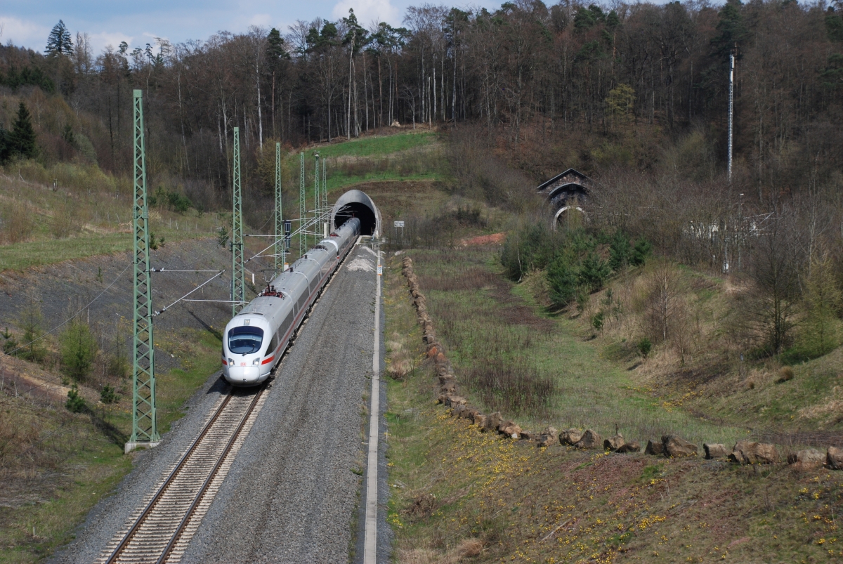 ICE-T am 9.4.2016 auf der eingleisig rückgebauten Trasse durch den neuen Schlüchterner Tunnel.