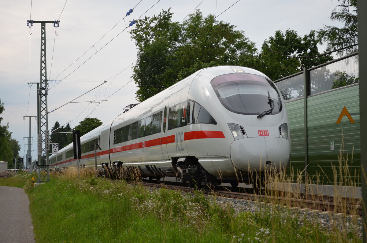 ICE-T, Baureihe 411 mit dem Namen  Mühlhausen/Thüringen  am 03. Juli 2021 als ICE1216 von Bregenz nach München erreicht in Kürze den Bahnhof Memmingen.