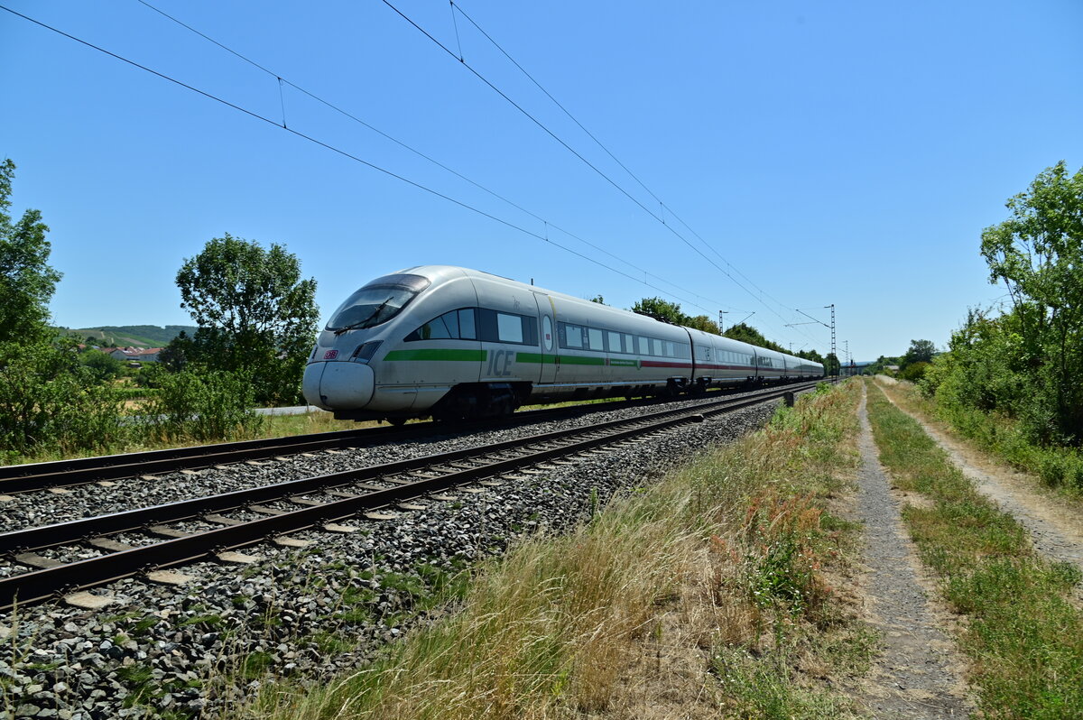 ICE -T  Neubrandenburg  411 002-9 aus Würzburg kommend ist hier in Thüngersheim gen Retzbach Zellingen fahren von mir am 19.7.2022 abgelichtet worden.