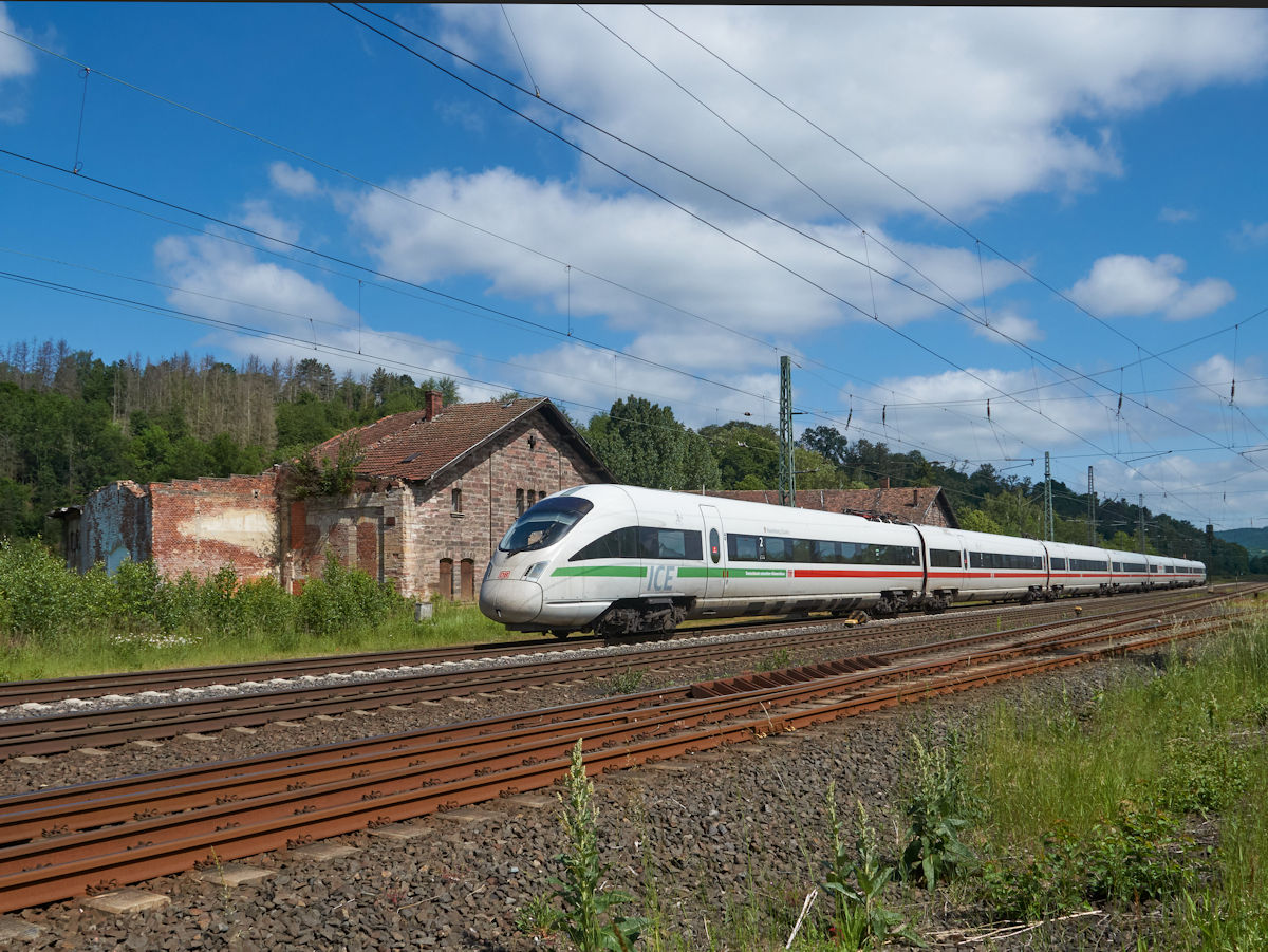 ICE-T Triebzug 1110 war am 13.06.2021 auf dem Weg von Hamburg nach München. Aufgrund der mehrmonatigen Sperre der Schnellfahrstrecke Göttingen - Kassel mussten die ICE umgeleitet werden. Gerade wurde der ehemalige Bahnhof Eschwege West durchfahren.