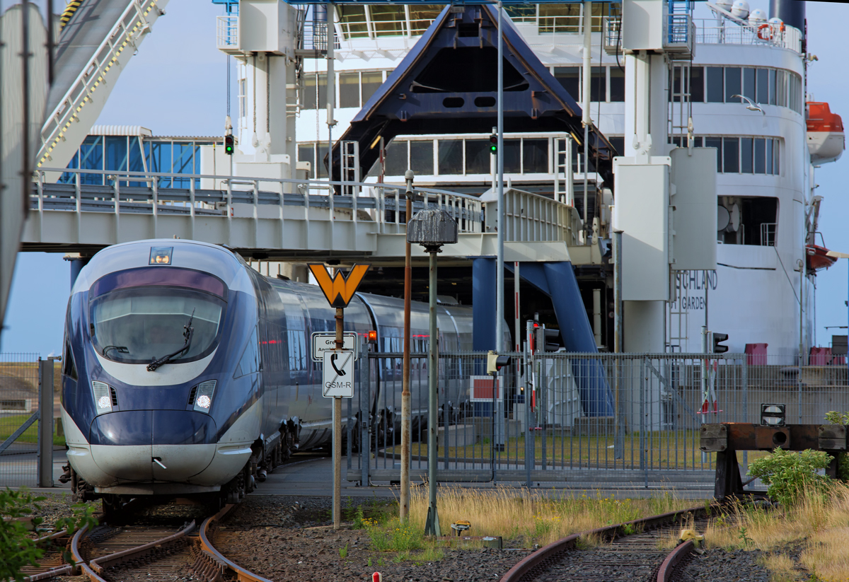 ICE-TD verlässt in Schrittgeschwindigkeit die Scandlines Fähre „Deutschland“ und fährt an den Bahnsteig in Puttgarden. - 20.06.2014
