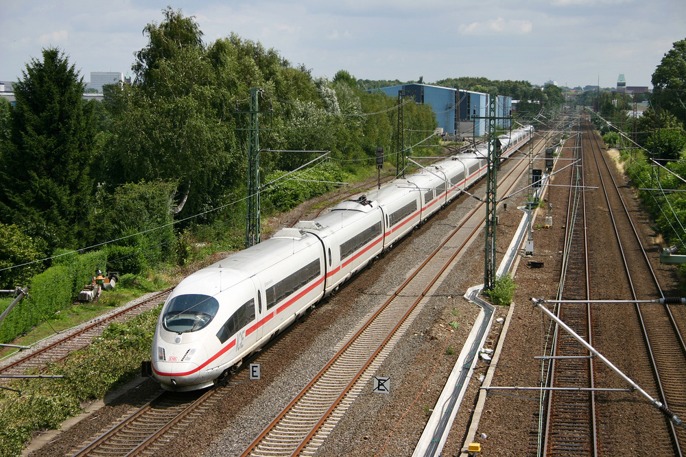 ICE-Triebzug 403 031  Westerland  wurde in Bochum, genauer im Bereich Engelsburg fotografiert.
Aufnahmedatum: 28.07.2007
