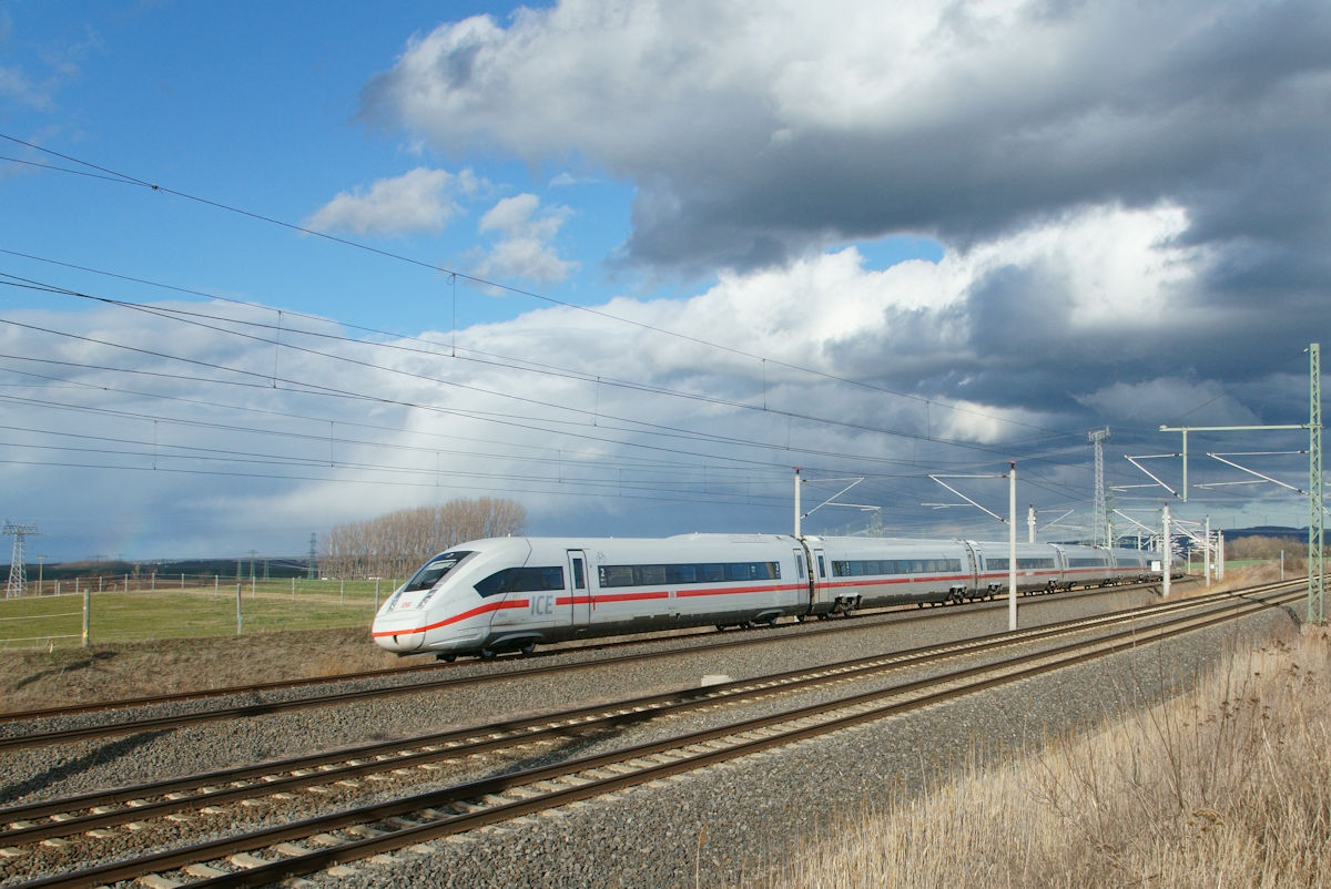 ICE-Triebzug 9042 (412 042) war am 01.03.2020 als ICE 691 von Berlin Gesundbrunnen nach München Hbf. unterwegs. Kurz vor dem Bahnhof in Erfurt befindet sich der Zug gerade auf dem letzten Stück der Neubaustrecke Halle/Leipzig - Erfurt.