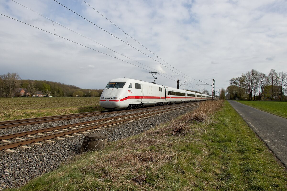 ICE-Triebzug  Regensburg  mit Werbung für die 25-jährige Kooperation mit der SBB in Nordbögge (03.04.2022)