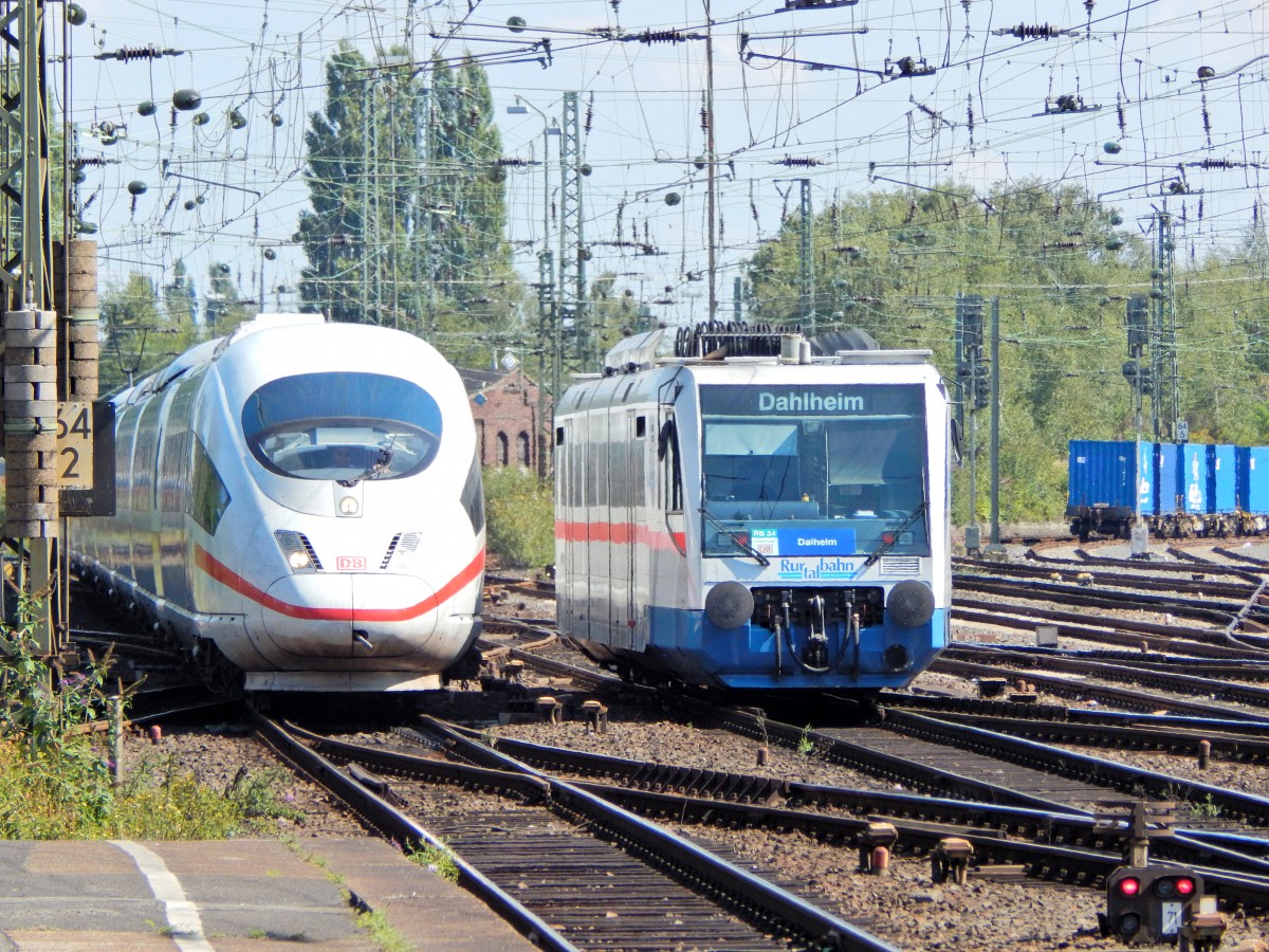 ICE trifft RegioSprinter. Am 29.8 treffen sich der ICE aus Amsterdam Centraal und der RB34 aus Dalheim wo sich der ICE auf den großen Fetsern spiegelt. 

Mönchengladbach 29.08.2014