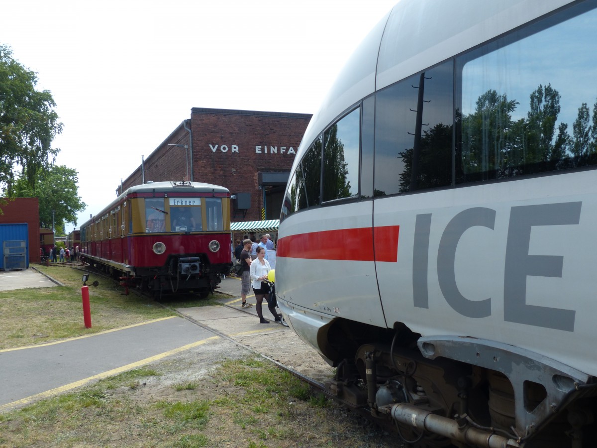 ICE trifft S-Bahn. Nicht ganz alltäglich ist dieses Bild, zumal beide Züge auf demselben Gleis stehen. Anlass war natürlich das S-Bahn-Fest in Erkner am 7.6.2015. Der Diesel-ICE hat eine bewegte Geschichte, jahrelang war er abgestellt, fuhr dann ab 2007 von Berlin nach Kopenhagen, ab Dezember 2016 endet dieser Einsatz und seine Zukunft ist damit ungewiss.