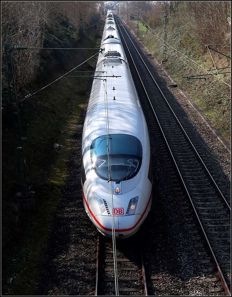 ICE-Typen -

ICE 3 auf der Remsbahn bei Kernen-Rommelshausen. Eher seltener zu sehen war diesmal der ICE auf der Umleitungsstrecke im Vergleich zum Oktober, als auch der Fernverkehr von Stuttgart nach München umgeleitet wurde. Auch von/in Richtung Köln ist jetzt häufig der ICE 4 unterwegs.

23.03.2019 (M) 