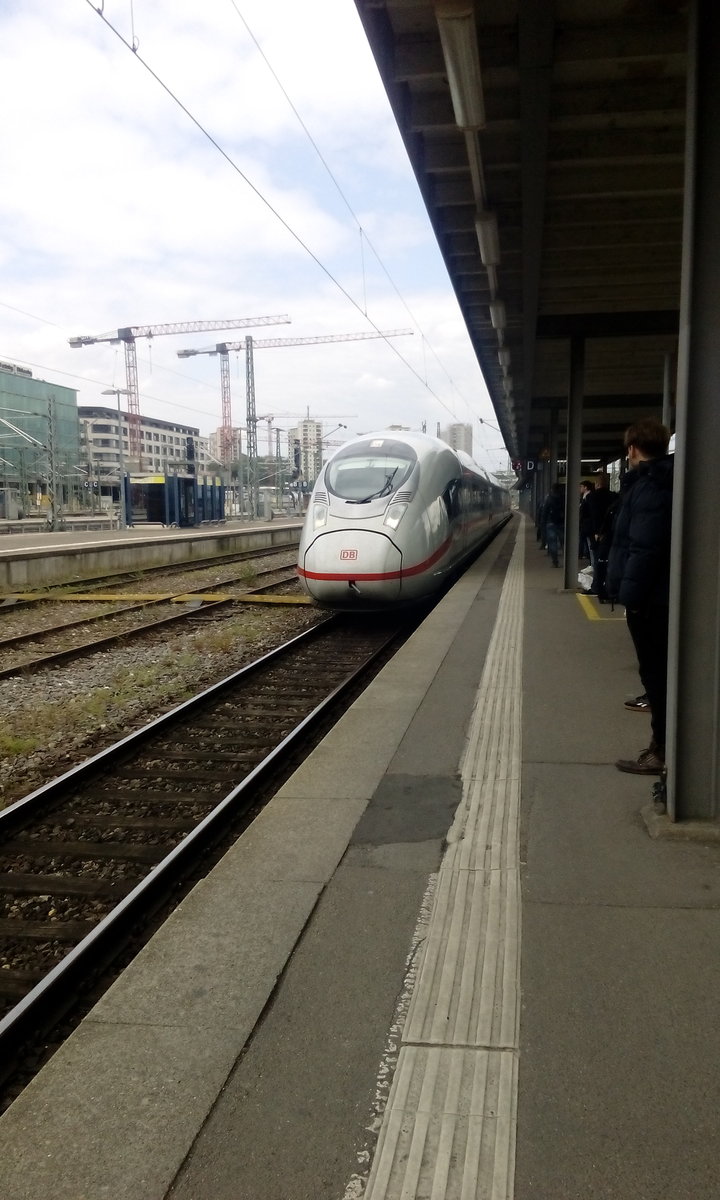 ICE Velaro nach Paris wird im Stuttgarter Hbf bereitgestellt.
Aufgenommen am 06.05.2019.