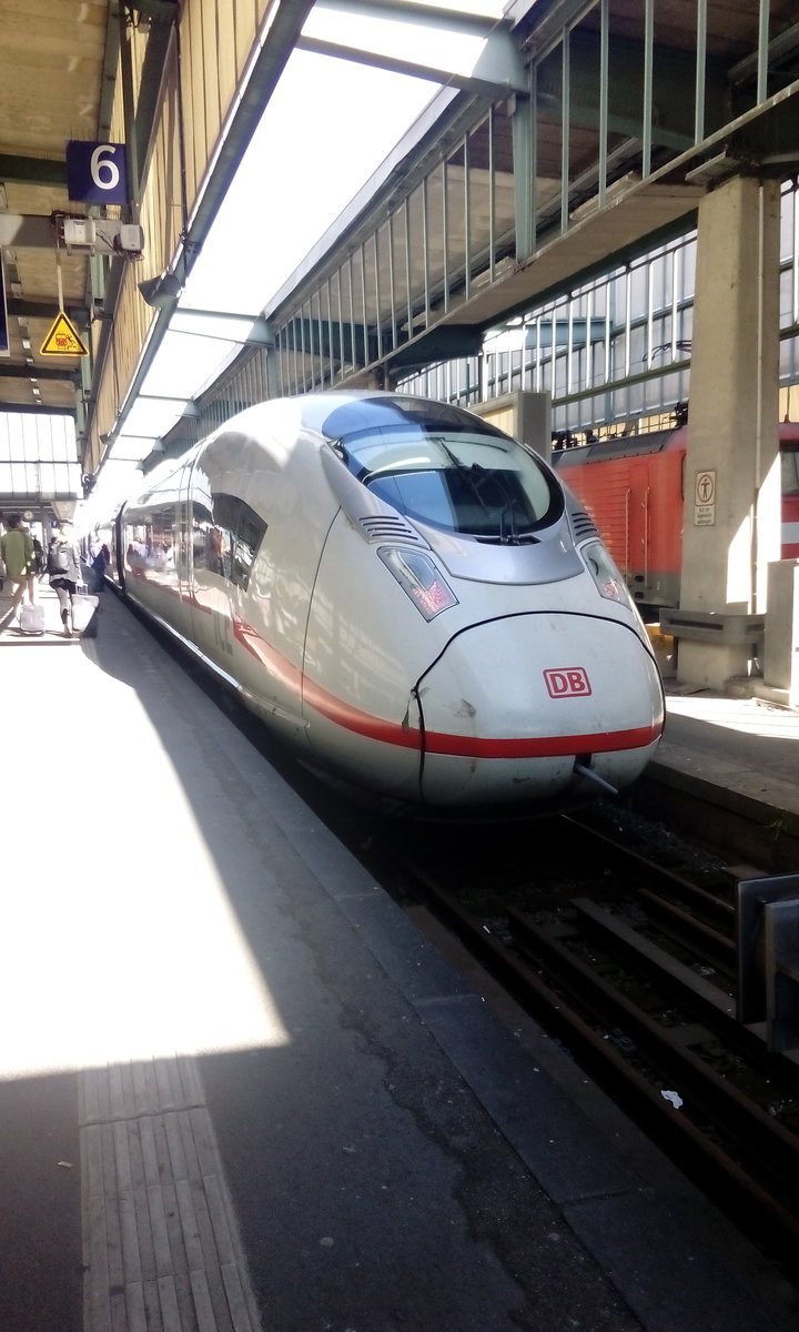 ICE Velaro Richtung Dortmund steht im Stuttgarter HBF.
Aufgenommen am 20.03.2019 um 12.29