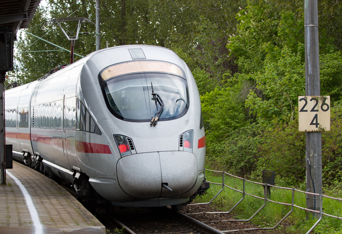 ICE verlässt den Bahnsteig von Stralsund Rügendamm. - 15.05.2016 	