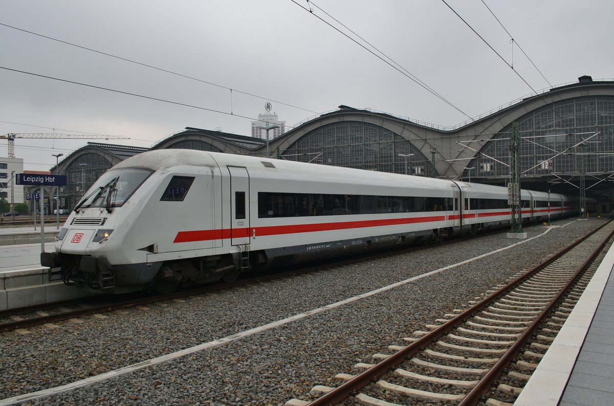 ICE1005 von Berlin Gesundbrunnen nach München Hauptbahnhof macht sich am 13.5.2017 im Leipziger Hauptbahnhof auf den Weg. Schublok war 101 124-6.