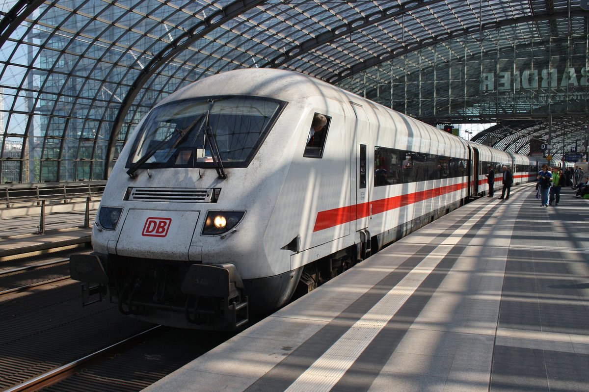 ICE1071 von Berlin Ostbahnhof nach Frankfurt(Main) Hauptbahnhof steht am 14.5.2017 im Berliner Hauptbahnhof bereit. Schublok war 101 131-1.