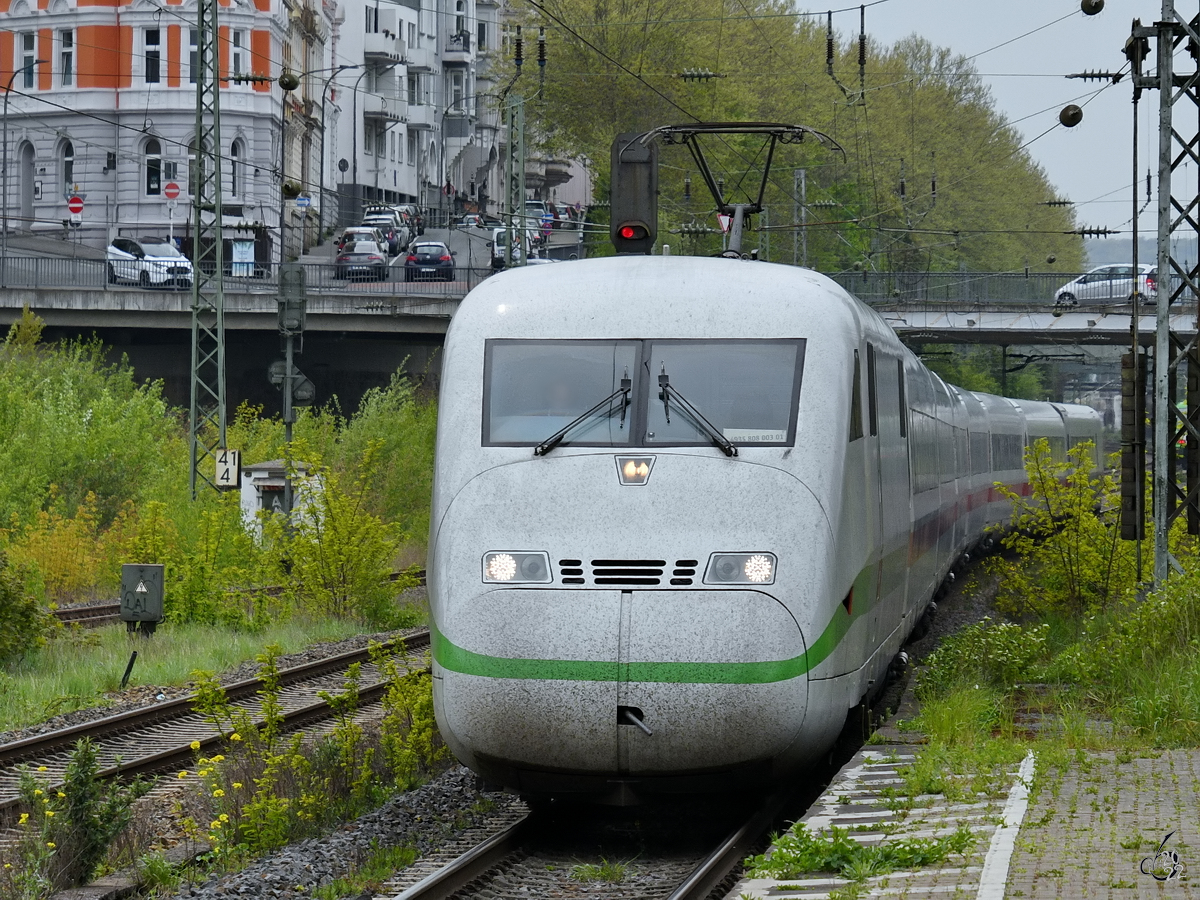 ICE2 808 003, so gesehen Ende April 2022 bei der Durchfahrt in Wuppertal-Barmen.
