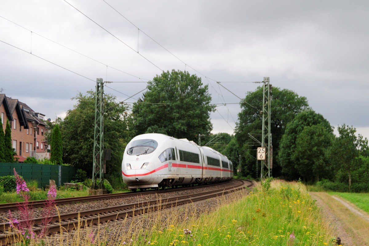 ICE3 4601 kommt von Aachen am 14.7.2015 auf der KBS 485, im Gegenlicht bei Frelenberg Km 25.6. 