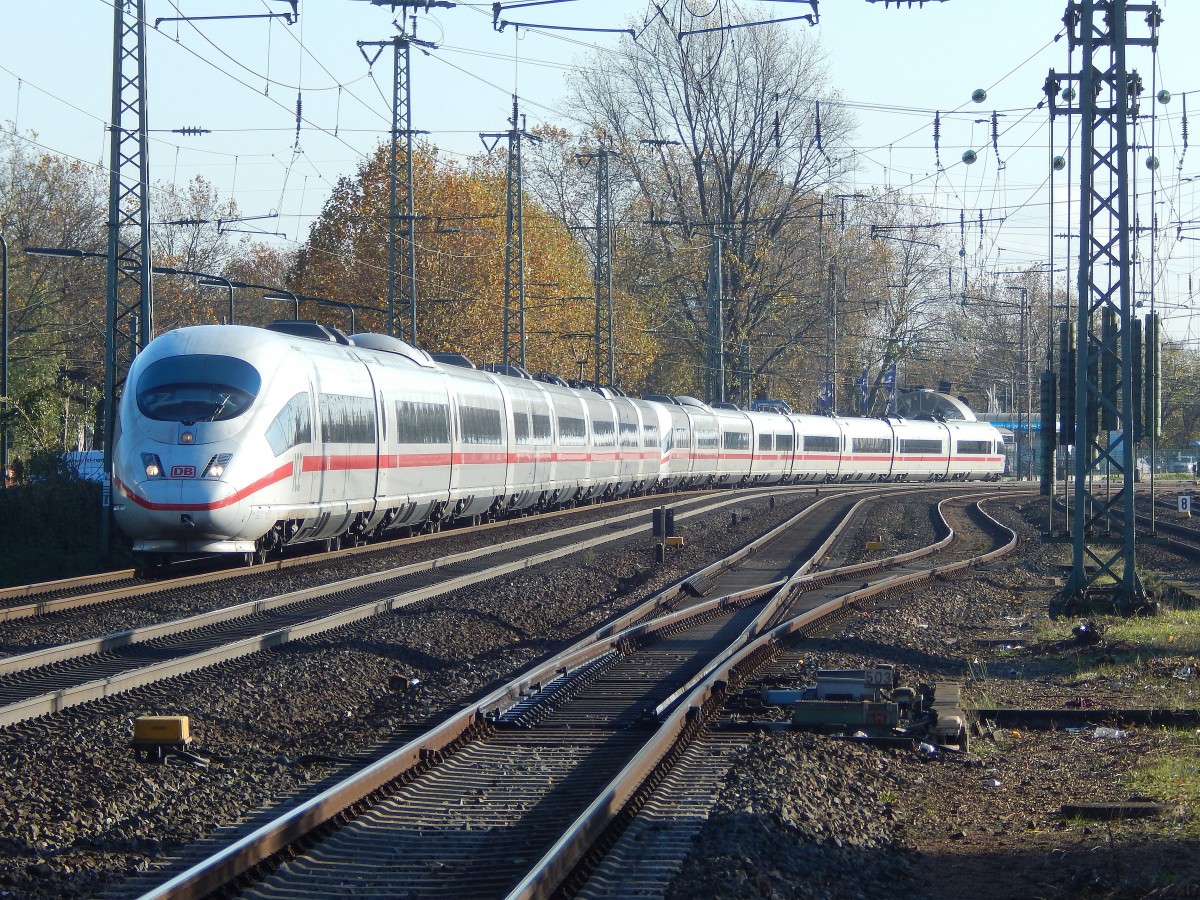 ICE3 Doppeltraktion kommt von Köln kommend durch Oberbilk gefahren.

Düsseldorf 08.11.2014