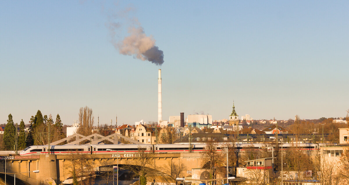 ICE4 am 21.12.2021 auf der Neckarbrücke in Stuttgart-Bad Cannstatt. 