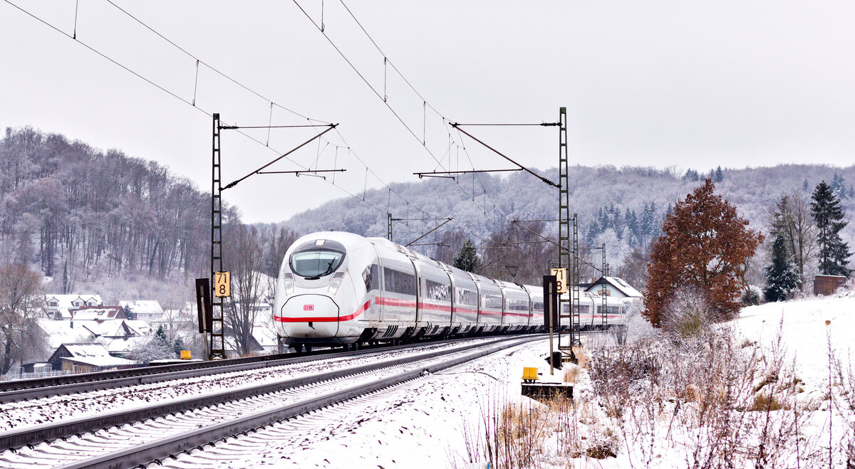 ICE513 Münster-München gefahren von einer Doppeltraktion 407 am 11.12.2021 bei Urspring. 