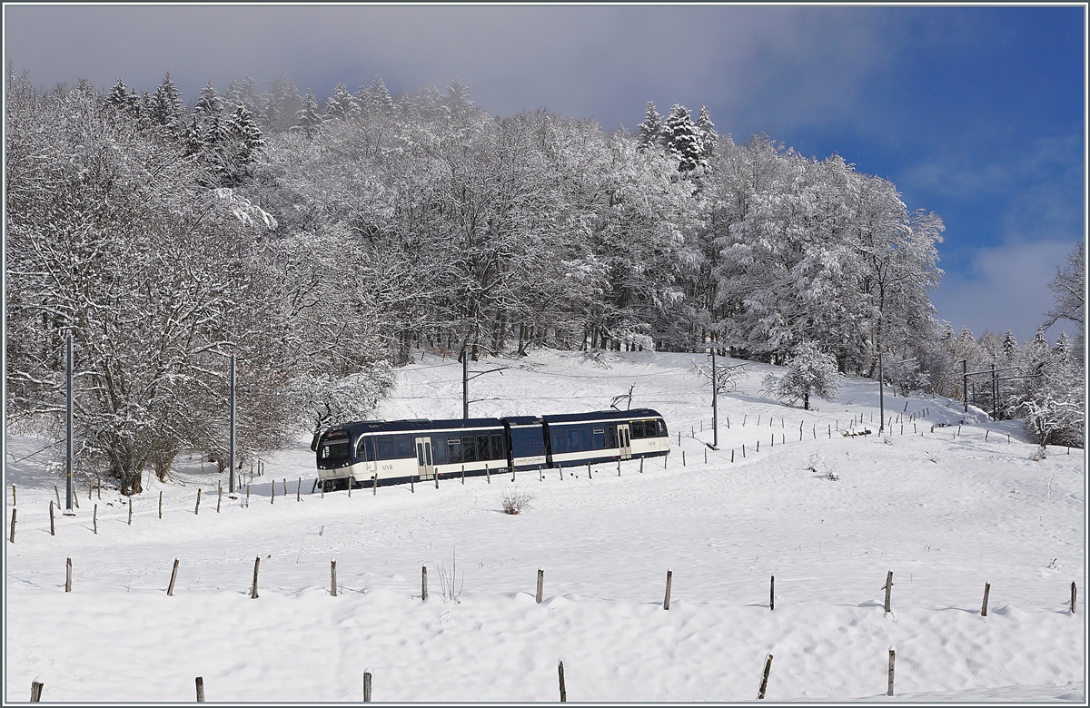  Ich bin auch ein Skilift  zumindest zwischen Lally und Les Pleiades verkehren die Züge nach dem Reglement von Skiliften oder Gondelbahnen mit der Konsequenz dass die nur zu höchstens 2/3 besetzt sein dürfen. 

Der CEV MVR SURF ABeh 2/6 7505 ist kurz vor Fayaux als Regionalzug 1432 von Les Pléiades nach Vevey auf dem Weg ins Tal.

18. Januar 2021