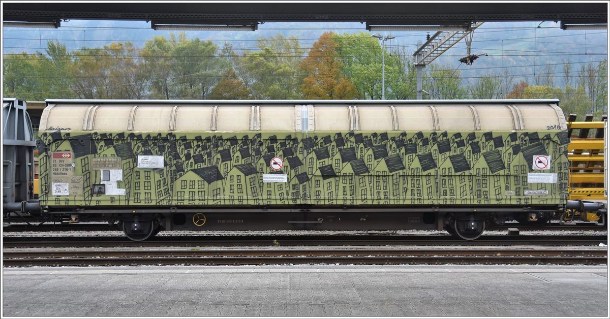 Ich bin zwar kein Freund von Graffittis, schon gar nicht wenn es sich um Personenfahrzeuge handelt, aber zwei Güterwagen, die ich am selben Güterzug in Ziegelbrücke und Siebnen gesehen habe, kann man doch schon als eigentliche Kunstwerke betrachten. (24.10.2016)