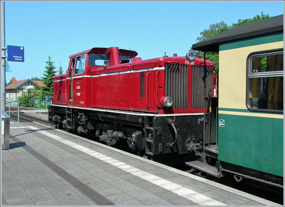 Ich dachte, der Zug N° 111 werde von Lauterbach Mole nach Putbus von der Dampflok 99 4801 zurückgeschoben, bis ich in Putbus entdeckte, dass die V 51 901 den Zug zog...
8. Juni 2007 

