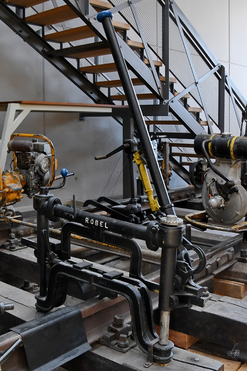 Ich denke, hierbei handelt es sich um eine mit Muskelkraft betriebene Schienensäge der Firma Robel. (Lokwelt Freilassing, August 2020)