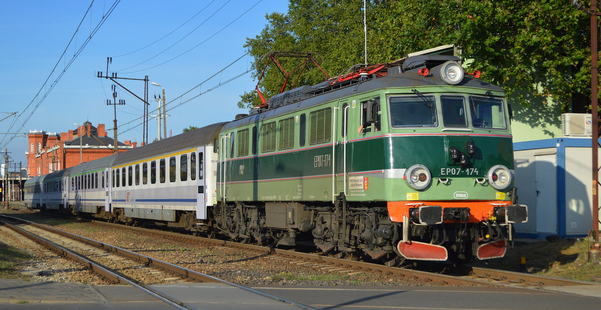 Ich denke mal da hatte ich Glück eine ältere polnische E-Lok noch in der alten Lackierung vor einem Intercity-Zug bei herrlichem Sonnenschein zu erwischen, die PKP Intercity spółka z o.o., Warszawa [PL] mit der  EP07-174  [NVR: 91 51 1 140 126-0 PL-PKPIC ] bei der Ausfahrt Bf. Kostrzyn am 30.09.20 am späten Nachmittag.