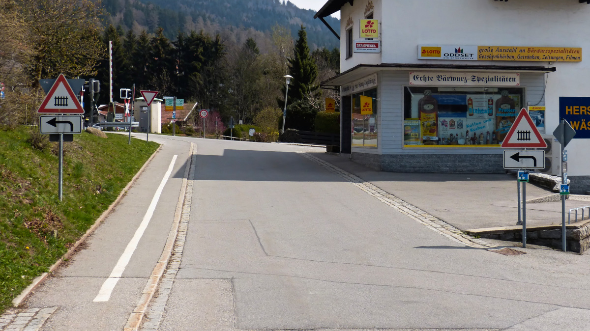 Ich fand es fotografiertwert, da diese Schilder schon lange nicht mehr der STVO entsprechen, das  Gartenzaun Schild  (beschranker Bahnübergang) und erst recht das Pfeilschild sind schon lange durch Nachfolge-Schilder abgelöst. Am Aufkeber an der Rückseite von Verkehrsschildern erkennt man das Aufstellungsjahr des Schildes (nicht in allen Gemeinden). Diese Schilder wurden 1989 aufgestellt. Bodenmais 10.04.2016