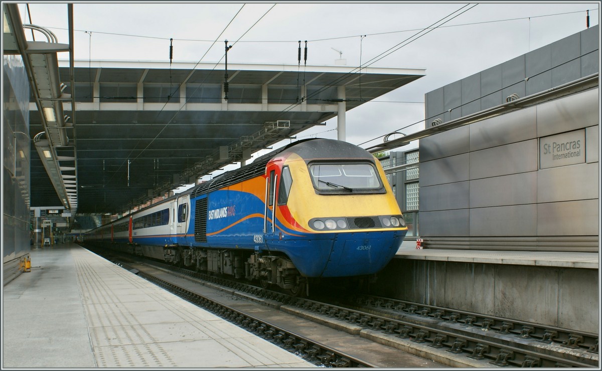 Ich finde, auch im modernen Bahnhof St-Pancras International macht der Zeitlos schöne HST keinenfalls den Eindruck eines  alten Zuges , und in ein paar Jahren kann man hier vielleicht eine ICE neben dem HST fotografieren...
HST 43 061 der East-Middlands-Trains in London St Pancras am 18. Mai 2011