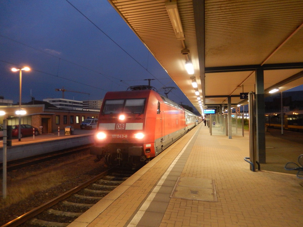 Ich hab nur dieses eine Mal geschafft, den IC 2233 zu knipsen. Es war die einzige Fernverbindung in Hildesheim, die nicht nach Berlin führte. 101 043 zieht am 14.08.2015.
