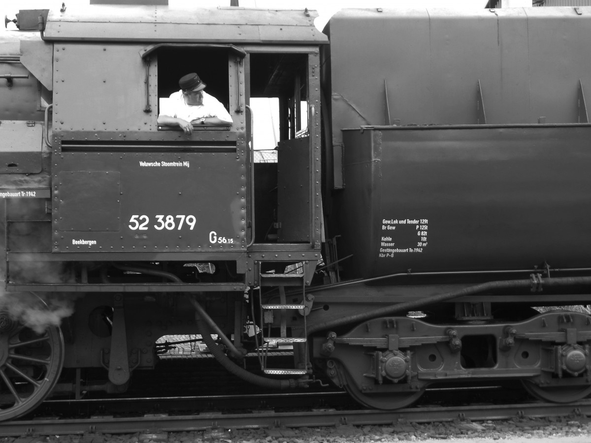 ich habe mich getraut! im Vergleich zur Diskussion ID 901460, hier in schwarz-weiß  -  52 3879, Lok- und Tenderanschriften, 1944 bei Lokomotivfabrik Floridsdorf gebaut / in Beekbergen am 6.9.2014 beim großen Eisenbahn-Spektakel  „Terug naar Toen - Zurück nach Damals“ der Museumseisenbahn VSM in Beekbergen / NL,