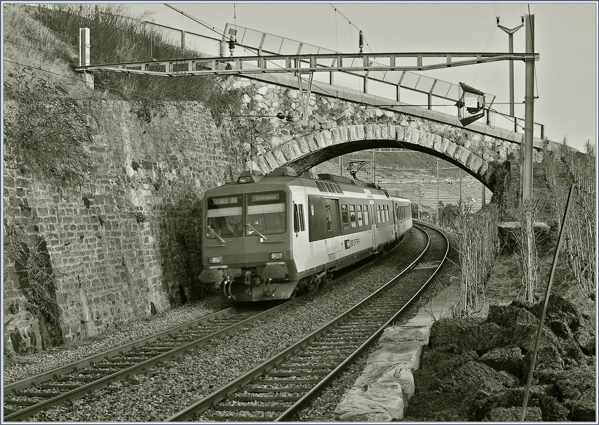 Ich habe eine neue Fotostelle entdeckt. Die werde ich mir dieses Jahr noch genauer anschauen schreib ich 17. Jan. 2008 zu diesem Bild und das vorgenommen  habe ich in den folgenden zwölf Jahren hin und wieder in die Tat umgesetzt, doch nun neigt sich die Zeit der  neuen  Fotostelle ihrem Ende entgegen, der Bahnhof von Cully wird grundlegend umgebaut. 

Im Bild ein NPZ bei der Einfahrt in Cully auf dem Weg nach Villeneuve. 

17. Jan. 2008