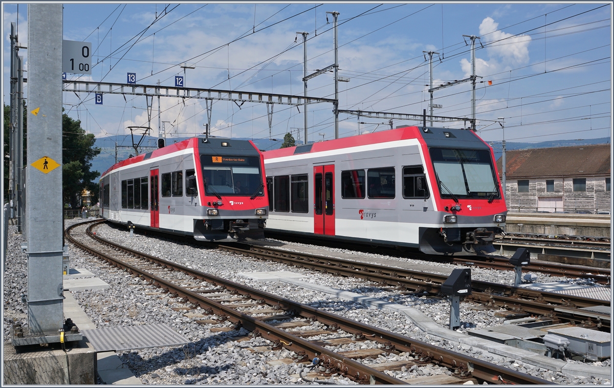 Ich hatte  meinen  ex CEV/MVR GTW 2/6 gesehen aber nicht fotografiert, doch bei der Rückfahrt kam ich dann doch noch zu einem GTW Bild: am abgestellten TRAVYS ABe 2/6 2000 vorbeifahrend erreicht der TRAVYS GTW ABe 2/6 2001 (90 85 8272 001-1) als Regionalzug von Vuiteboeuf nach Yverdon sein Ziel.  

10. August 2020