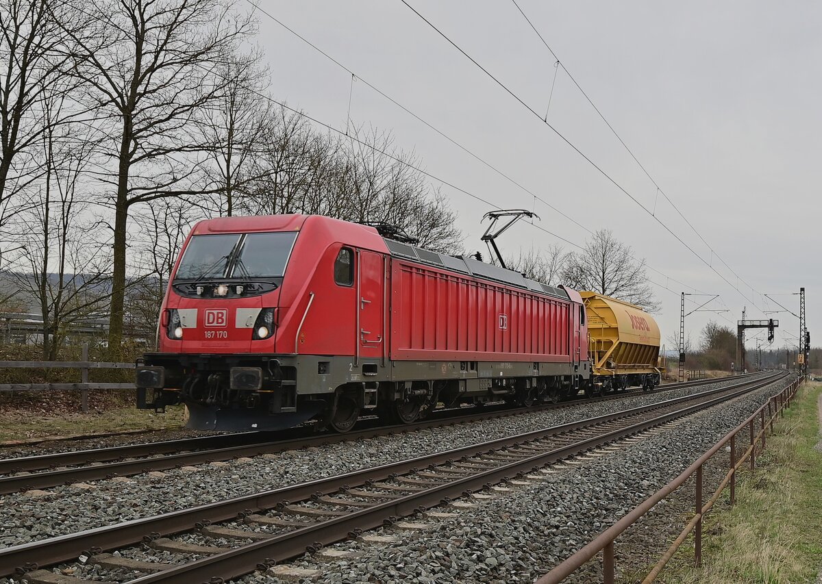 Ich hoffe das die 187 170 nicht vollkommen überlastet ist mit ihrem Zug, der Wagon ist mit Werbung der Firma Josera beklebt. Thüngersheim am 15.3.2022