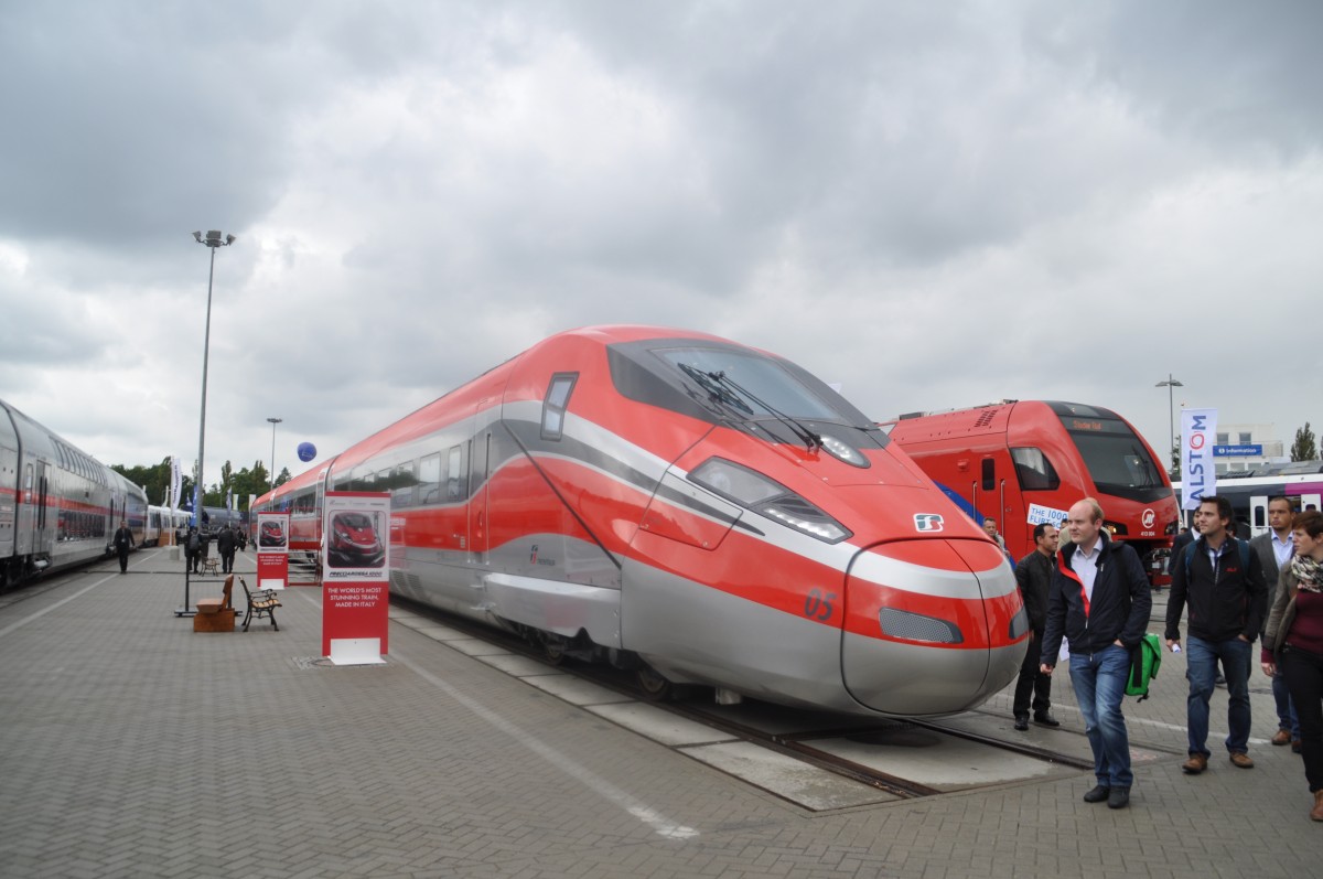 Ich hoffe ich liege bei der Kategorie richtig!? Frecciarossa  der rote Pfeil aufgenommen  bei der INNOTRANS 2014 am 25.09.2014. es war mal eine Lücke bei der Menschenmänge 