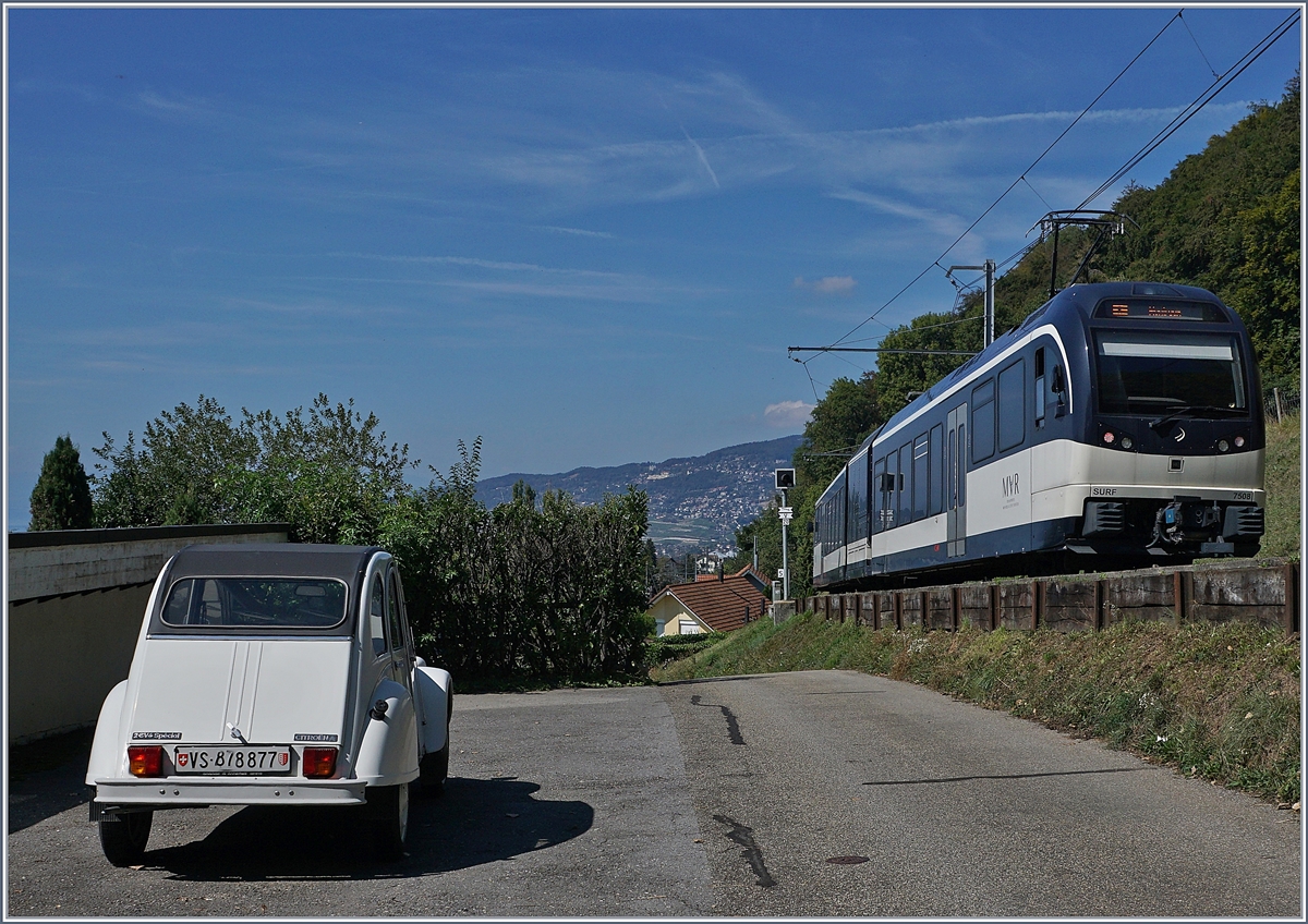 Ich muss es gestehen, es war eher das linke Vehikel im Bild. welches mit motivierte abzudrücken; Rechts im Bild ist der MVR SURF ABeh 2/6 7508 zu sehen, der Sonzier verlassen hat nun als Regionalzug 2335 Richtung Montreux fährt.
8. Sept. 2018