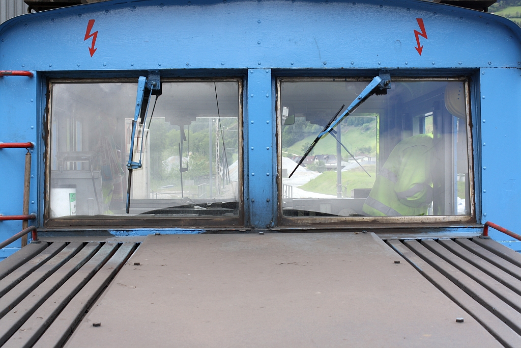  Ich schau Dir in die Augen Kleines  - E3 am 17.Mai 2014 im Magnesitwerk Breitenau.

AUFGENOMMEN VON DER PLATTFORM DES ERSTEN WAGENS DES SONDERZUGES ZUR SAISONEROEFFNUNG 2014 AUF DER BREITENAUERBAHN !!!