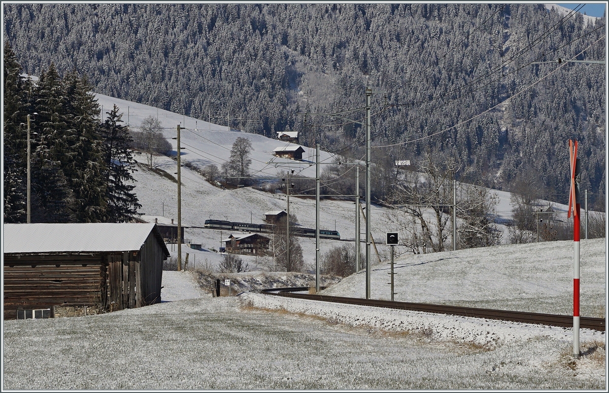Ich stehe zwischen Stöckli und Blankenburg bei Kilometer 64.7 an der Strecke Zweisimmen - Lenk, während im Hintergrund die MOB Ge 4/4 8001 mit ihrem PE 2115 von Montreux kommend in wenigen Augenblicken ihr Ziel Zweisimmen erreichen wird. 

3. Dezember 2020