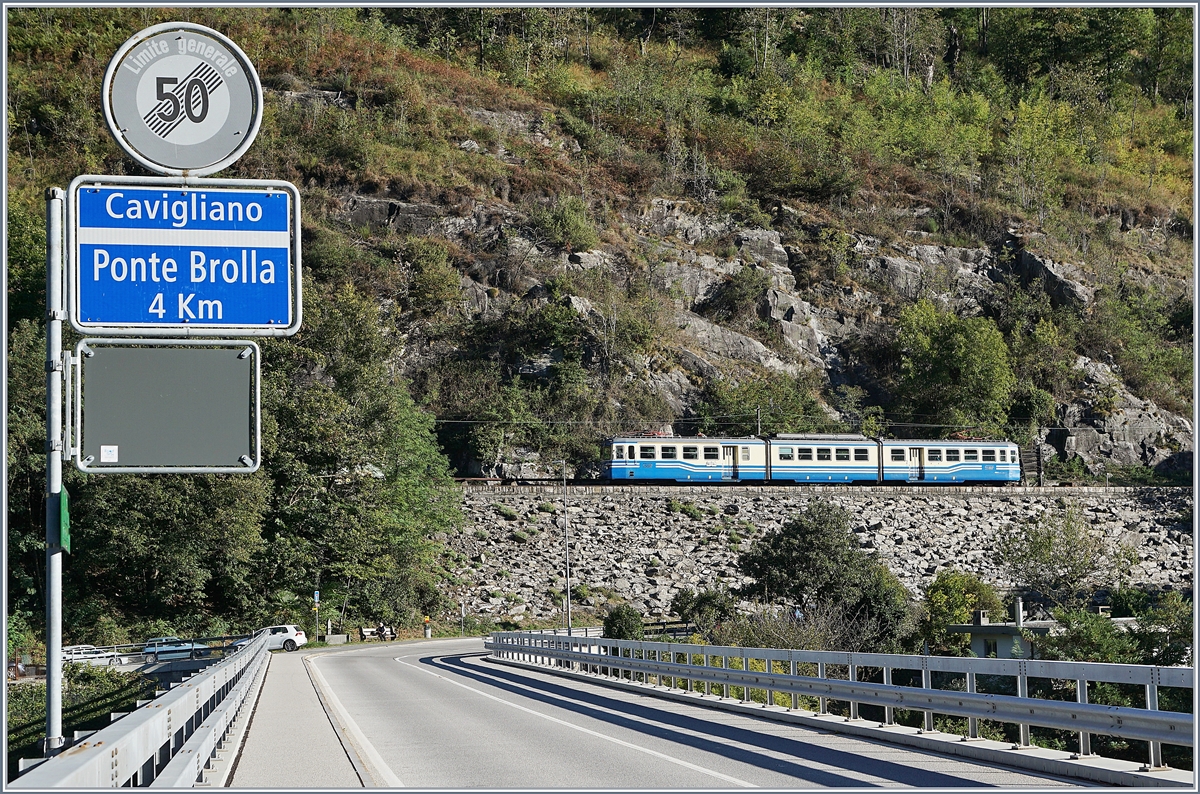 Ich war doch sehr überrascht den SSIF ABe 8/8 22  Ticino  im FART Regionalzugeinsatz zu sehen. Das Bild zeigt den Triebwagen FART Regionalzug 308 von Locarno nach Camedo kurz vor  der Isorno-Brücke bei Intragna. 
2. Oktober 2018