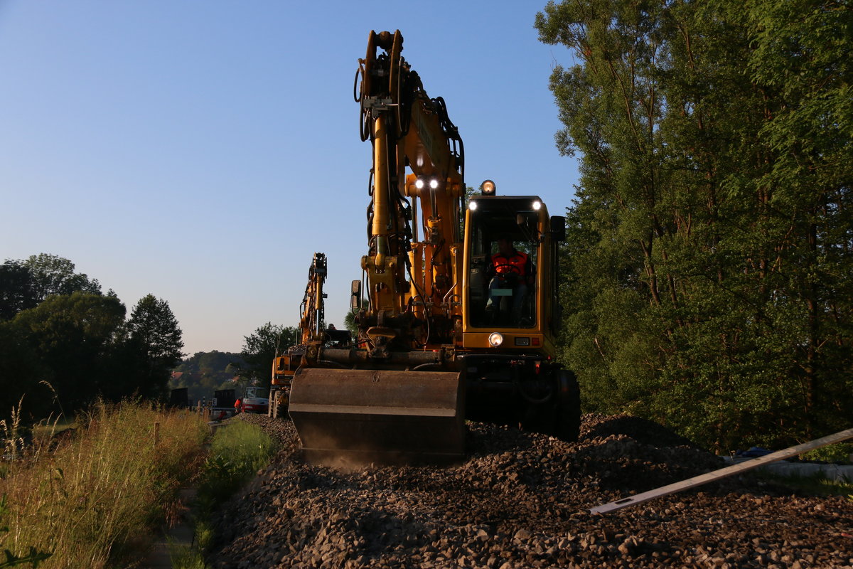 Ich war einfach zu Faul ,... Darum habe ich leider den Nachteinsatz des Kirow KRC 1200 versäumt . Am Morgen danach dem 4.06.2016 beginnen  die Bagger das Gleis zwischen Schwanberg und Sankt Peter im Sulmtal abzutragen und den Unterbau zu ebnen. 
