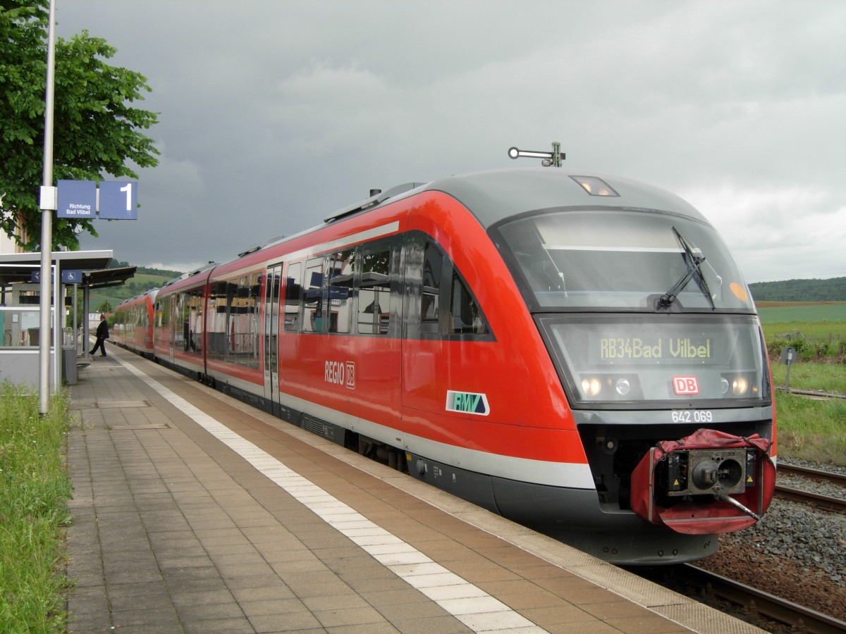 Ich war gestern mal die Strecke von Bad Vilbel nach Glauburg-Sockheim gefahren. Der 642 069 brachte mich dabei als RB 15561 zurück nach Bad Vilbel. Die Aufnahme entstand am 11.05.2014 in Glauburg-Stockheim kurz vor der Abfahrt um 15:30 Uhr. 