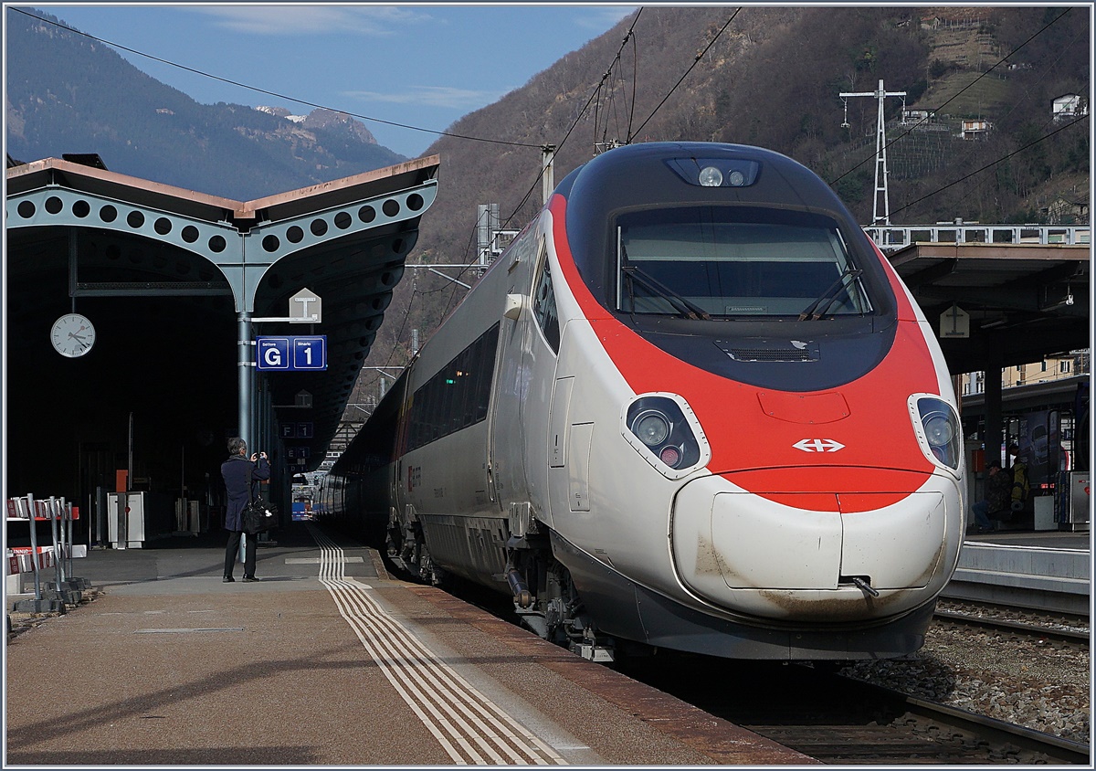Ich war nicht der Einzige der den ausfahrenden SBB ETR 610 in Bellinzona fotografisch festheilt.
15 März 2017