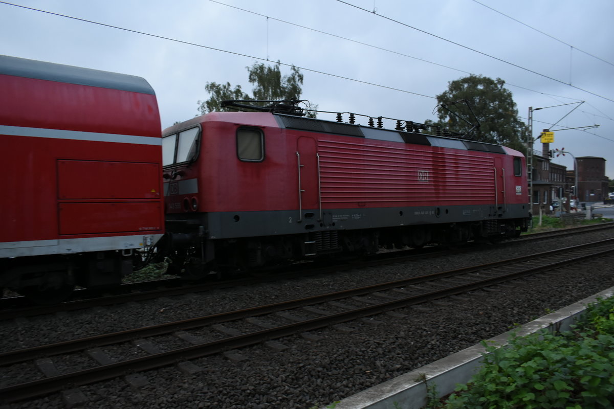 Ich war recht erstaunt als ich heute Abend die 143 555 mit einer verspäteten RB 27 durch Jüchen fahrend ablichten konntem, gen Mönchengladbach. Zu meiner Freude besitzt die Lok noch den Drei-Löwentakt-Aufkleber unterm Füherstandsfenster. 12.9.2018