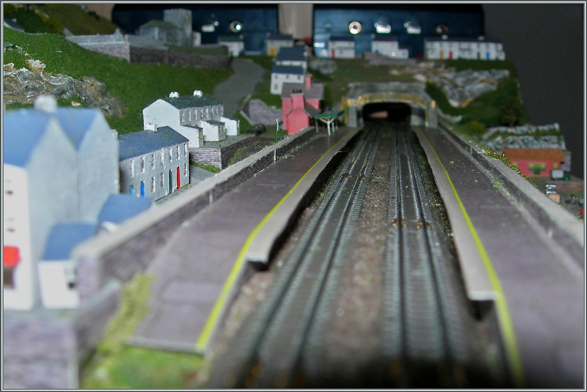 Ich weiss,  Führstands-Aufnahmen   werden in der Regel bei BB.de aus guten Gründen nicht freigeschaltet. Doch bei einer Spurweite nur 3 mm kann sicherlich von dieser Regel abgewichen werden.
Ein T Gauge BR Class 43 HST 125 erreicht Saddleford, eine kleine Haltestellle, die ohne Halt durchfahren wird.
8. Feb 2015