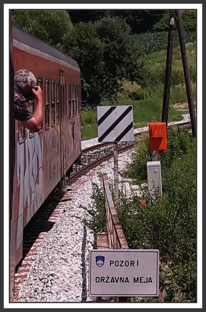 Ich werde von meinem Kollegen beim Fotografieren der Grenze Slowenien/Kroatien festgehalten. (01.07.2015)