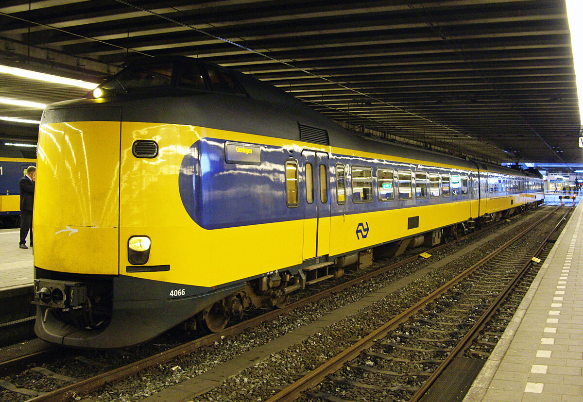 ICMm Koploper 4066, Den Haag Centraal, 30.8.2011. Zug wartet auf Abfahrt nach Groningen.