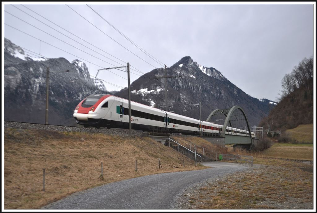 ICN 10765 nach Chur auf der Linthbrücke bei Ziegelbrücke (16.01.204)