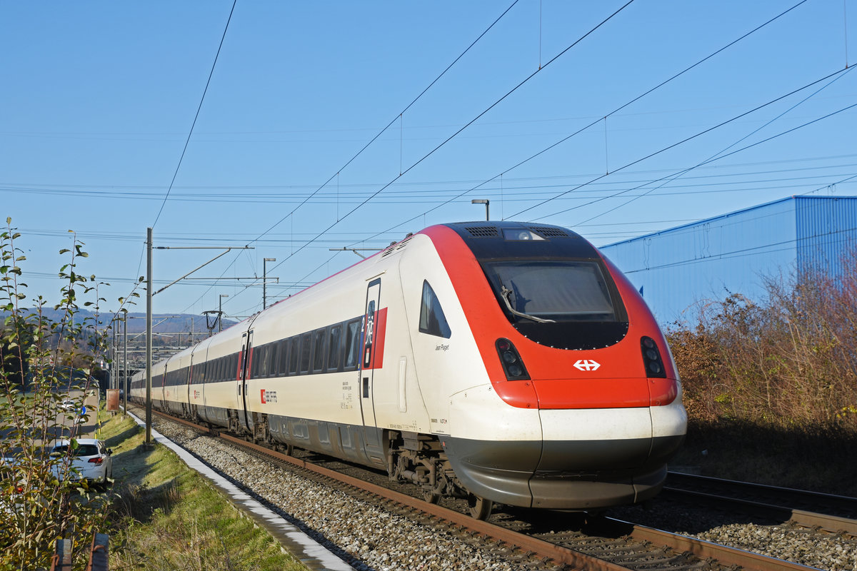 ICN 500 001  Jean Piaget  fährt Richtung Bahnhof Lausen. Die Aufnahme stammt vom 03.12.2019.